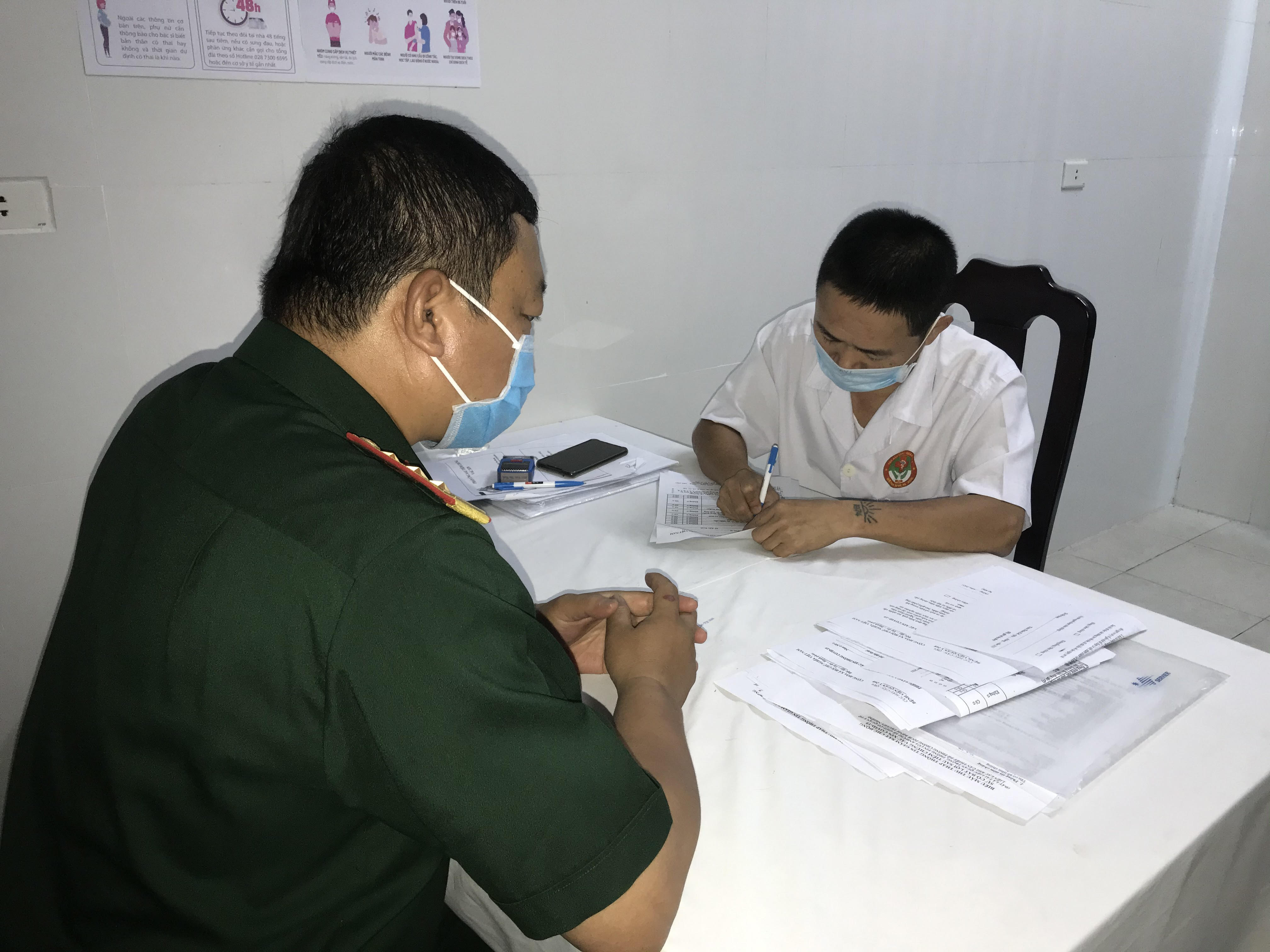 Tiêm phòng vắc-xin phòng Covid-19 cho cán bộ, chiến sĩ làm việc nơi tuyến đầu